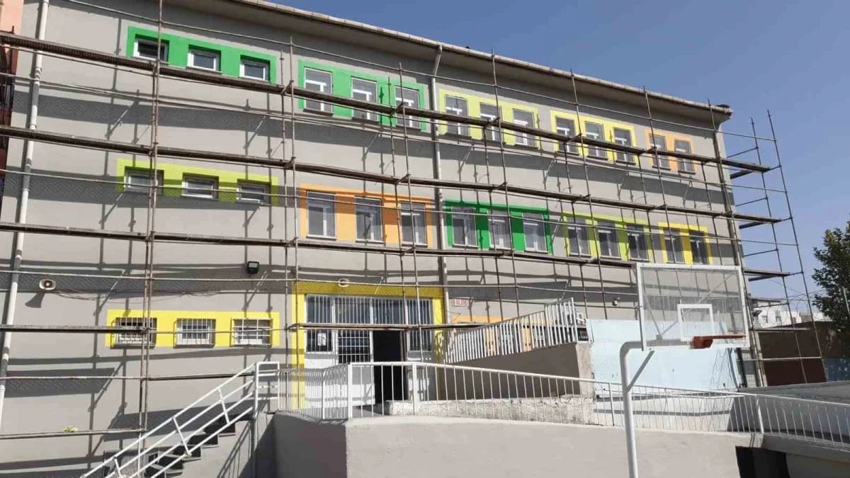 Diyarbakır'da hayırsever işadamı Özcan Çelikten tarafından boya malzemesi verilen okulların dış cepheleri