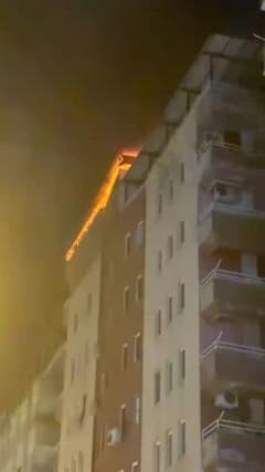 Diyarbakır Yenişehir ilçesinde 8 katlı apartmanın çatısında çıkan yangına müdahale eden itfaiye ekipleri