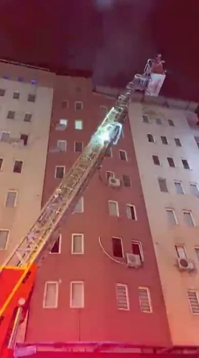 Diyarbakır'da bir apartmanın çatı kısmında çıkan yangın, ekiplerin müdahalesiyle büyümeden söndürüldü.