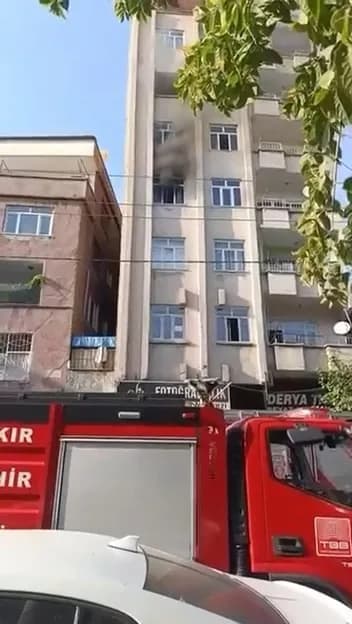 Diyarbakır Bağlar ilçesinde 3. kattaki bir evde çıkan yangının ardından itfaiye ekipleri müdahalede bulunuyor
