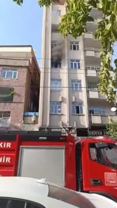 Diyarbakır Bağlar ilçesinde 3. kattaki bir evde çıkan yangının ardından itfaiye ekipleri müdahalede bulunuyor