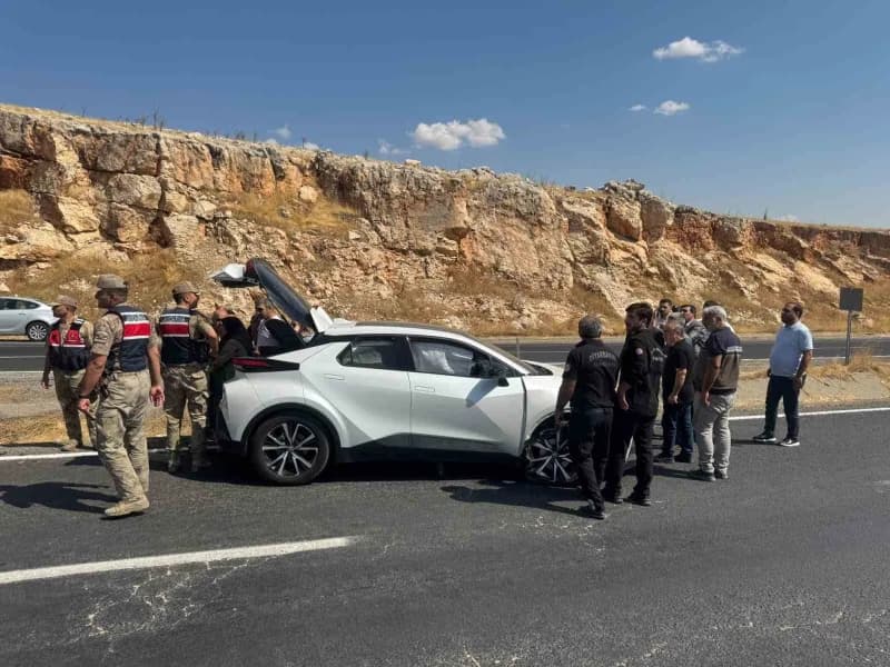 Diyarbakır Ergani yolunda otomobil ile traktörün çarpışması sonucu meydana gelen trafik kazası