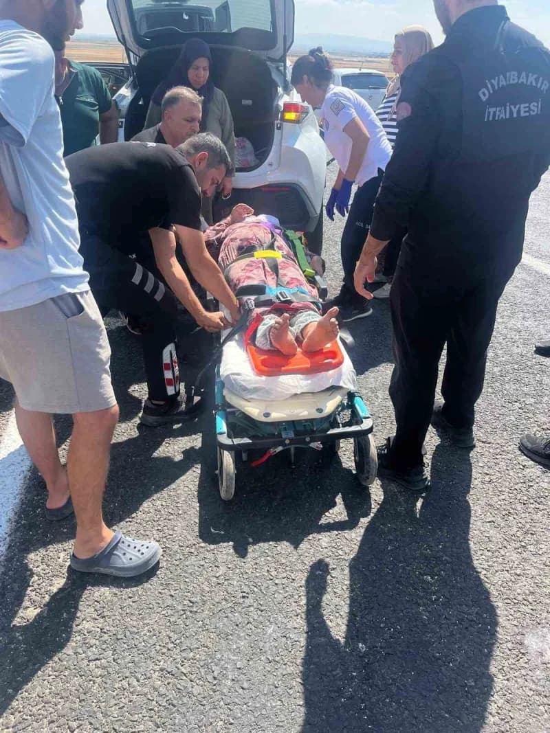Kazada yaralanan 4 kişi, yapılan ilk müdahalelerinin ardından hastaneye kaldırıldı.