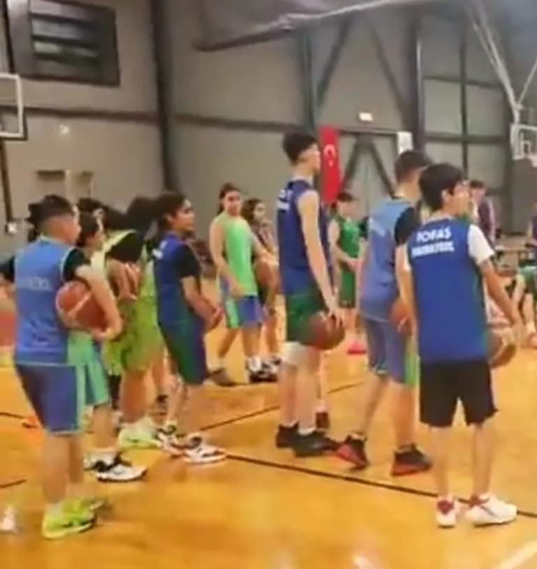 Diyarbakır’da yetişen genç basketbolcu Muhammed Emin Pamuk, gösterdiği başarılı performansın ardından Fenerbahçe Basketb