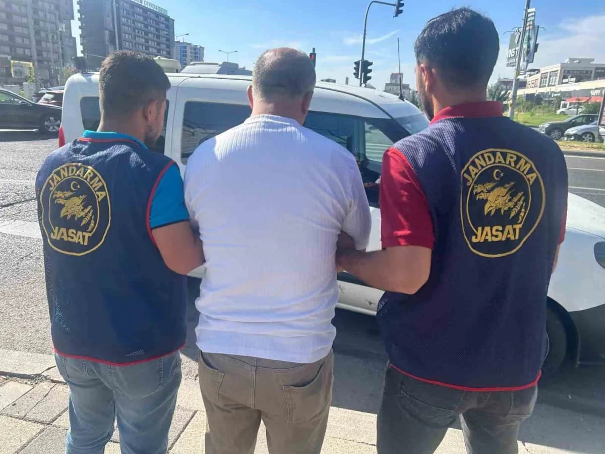 Diyarbakır’da jandarma ekipleri operasyon sırasında haklarında kesinleşmiş hapis cezası bulunan kişileri yakaladı