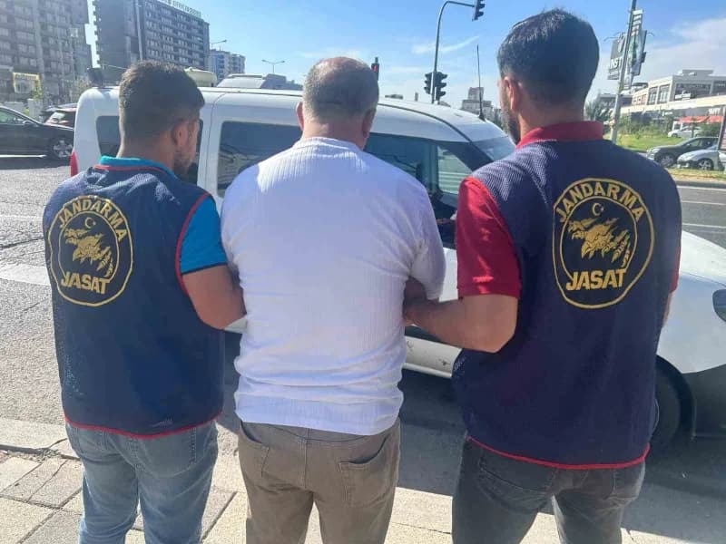 Diyarbakır’da jandarma ekipleri operasyon sırasında haklarında kesinleşmiş hapis cezası bulunan kişileri yakaladı