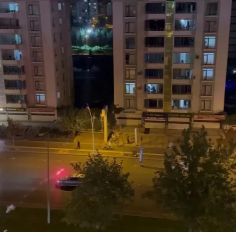 Diyarbakır Bağlar ilçesinde havai fişek saldırısı sonrası yaralanan iki kardeşin bulunduğu bina
