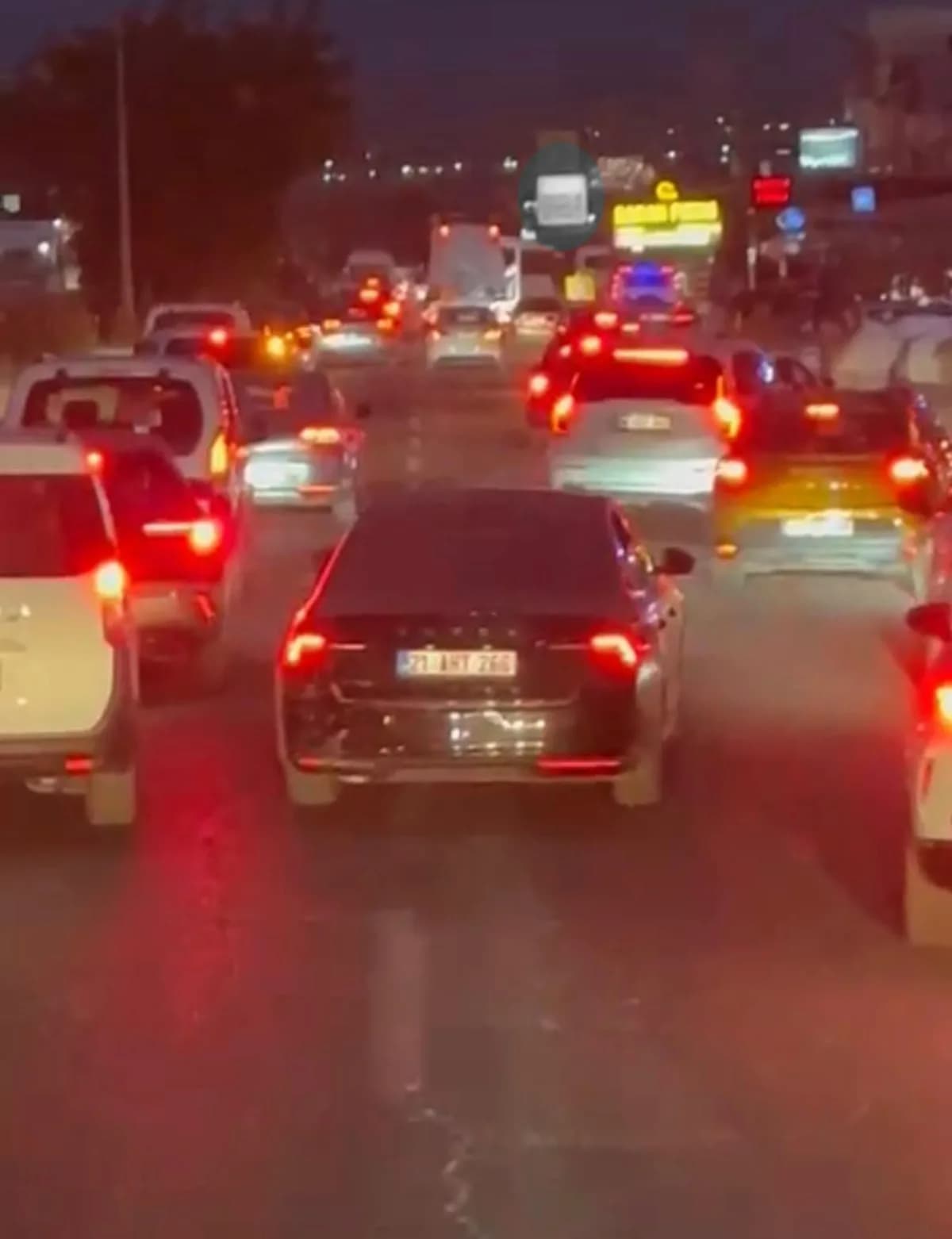 Diyarbakır Silvan Bulvarı'nda itfaiye aracına yol vermek için fermuar sistemine geçen sürücüler
