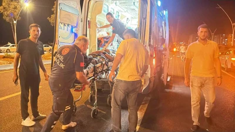 Yaralı, sağlık ekiplerinin kontrollerinin ardından hastaneye sevk edildi.