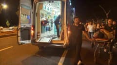 Diyarbakır Kayapınar ilçesinde seyir halindeki kamyonetin yolcu koltuğundan düşen genç yaralı halde