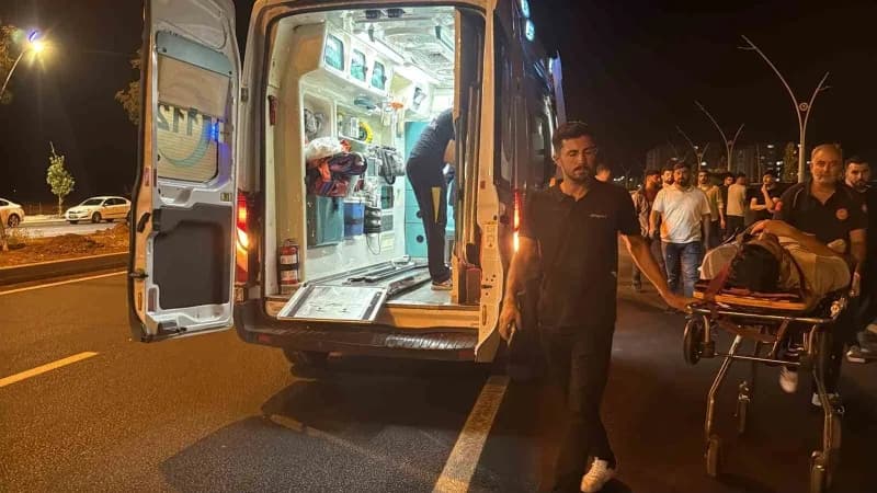 Diyarbakır Kayapınar ilçesinde seyir halindeki kamyonetin yolcu koltuğundan düşen genç yaralı halde