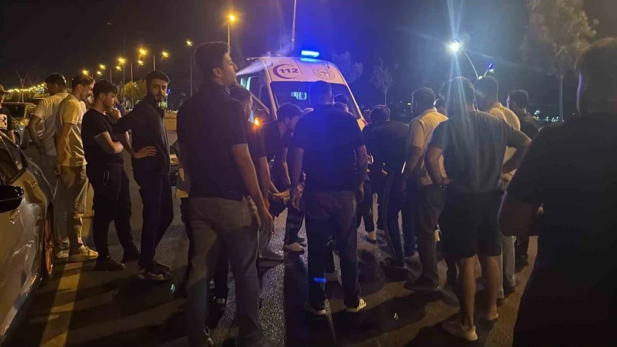 Seyir halindeki kamyonetin yolcu koltuğundan düşen genç yaralandı