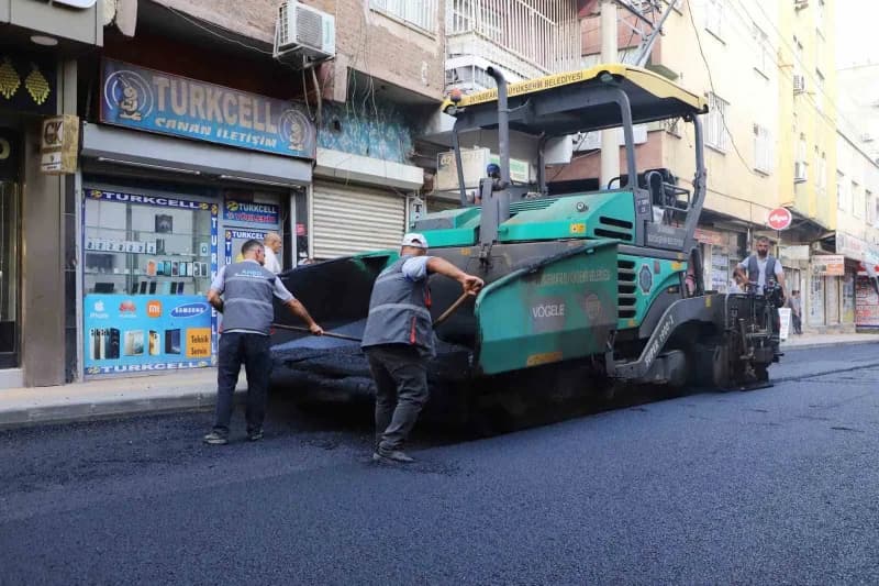Toplam 2 bin 680 metre uzunluğundaki iki caddeye 10 bin 400 ton asfalt serilirken, çalışmaların ardından yollar yeniden