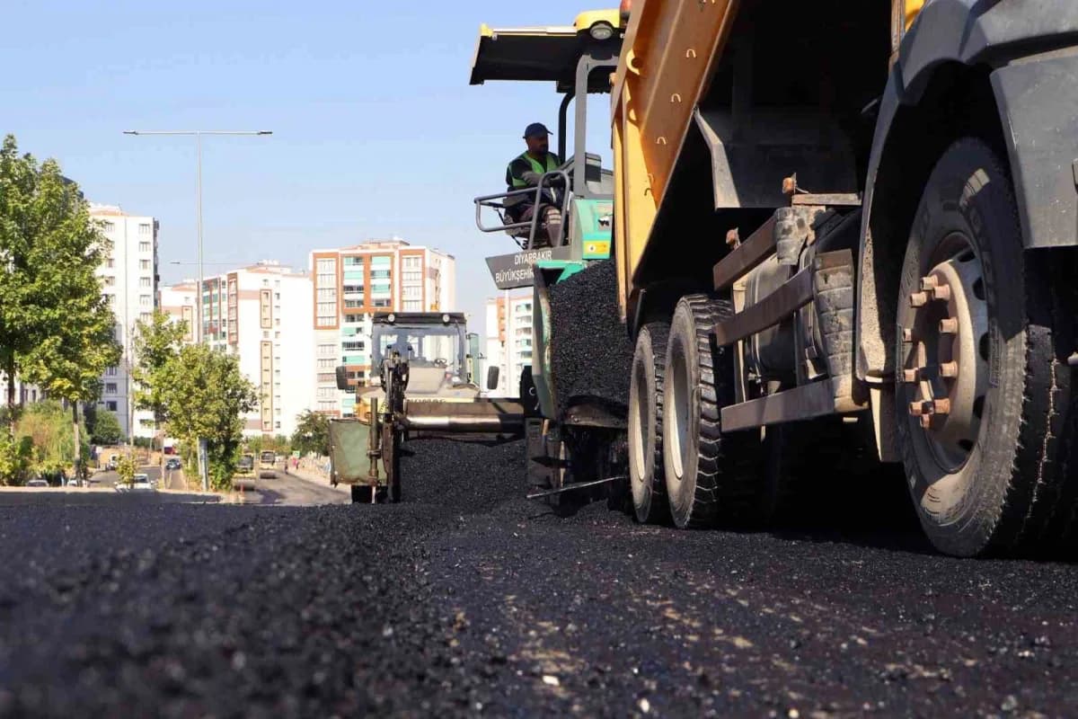 Toplam 2 bin 680 metre uzunluğundaki iki caddeye 10 bin 400 ton asfalt serilirken, çalışmaların ardından yollar yeniden