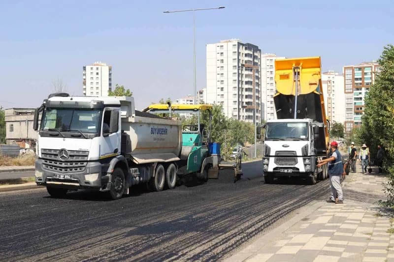 Diyarbakır Kayapınar ve Bağlar ilçelerinde asfalt serimi yapılan caddelerden görüntü
