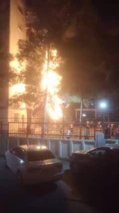 Diyarbakır Kayapınar ilçesinde havai fişek nedeniyle site içindeki ağacın yandığı an