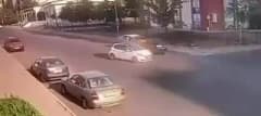 Diyarbakır Kayapınar ilçesinde seyir halindeki otomobilin park halindeki ticari taksiye çarpma anı güvenlik kamerası gör