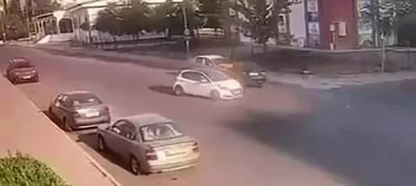 Diyarbakır Kayapınar ilçesinde seyir halindeki otomobilin park halindeki ticari taksiye çarpma anı güvenlik kamerası gör