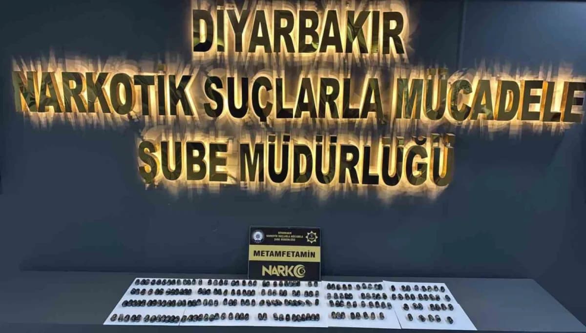 Diyarbakır’da midelerinde uyuşturucu taşıyan 2 kişinin tutuklanmasıyla ilgili polis operasyonu