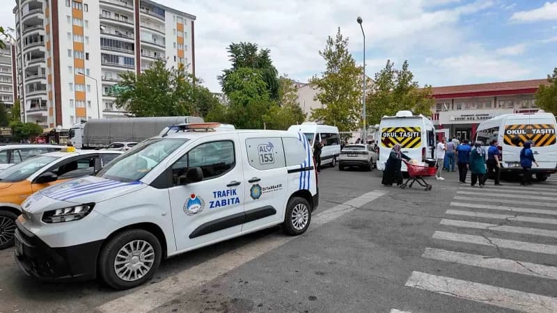 Diyarbakır'da okul servis araçlarına yönelik zabıta ekiplerinin denetim yaptığı anlar