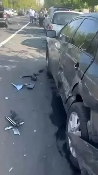 Diyarbakır Bağlar ilçesinde seyir halindeki otomobilin park halindeki araçlara çarpması sonucu oluşan trafik kazası