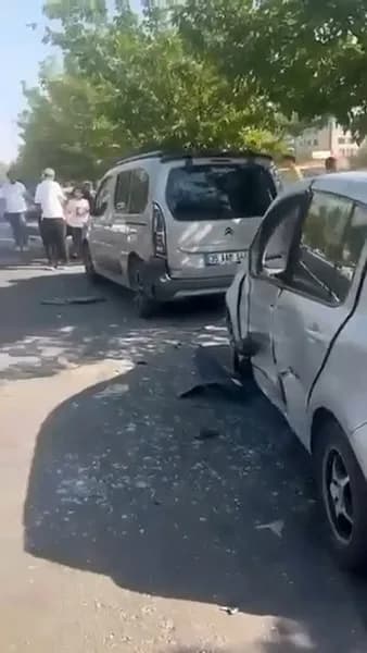 Bağlar ilçesinde kontrolden çıkan otomobil park halindeki 4 otomobile çarparak durabildi. Kazada 1 kişi yaralandı.