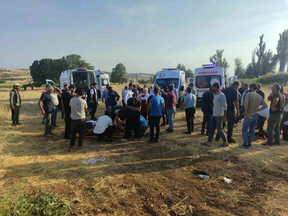 Diyarbakır-Bingöl karayolunda devrilen otomobil ve olay yerine gelen sağlık ekipleri