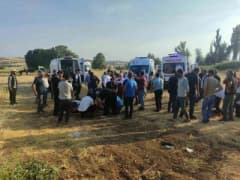 Diyarbakır-Bingöl karayolunda devrilen otomobil ve olay yerine gelen sağlık ekipleri
