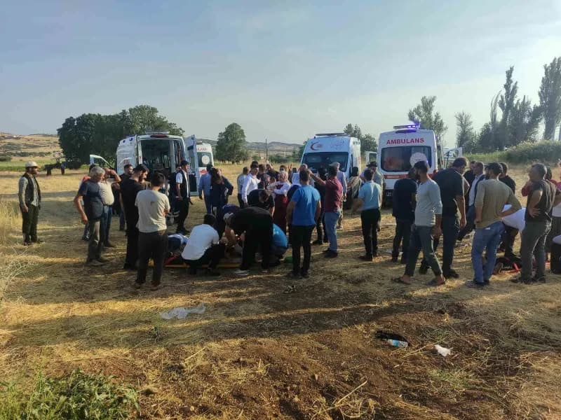 Diyarbakır-Bingöl karayolunda devrilen otomobil ve olay yerine gelen sağlık ekipleri