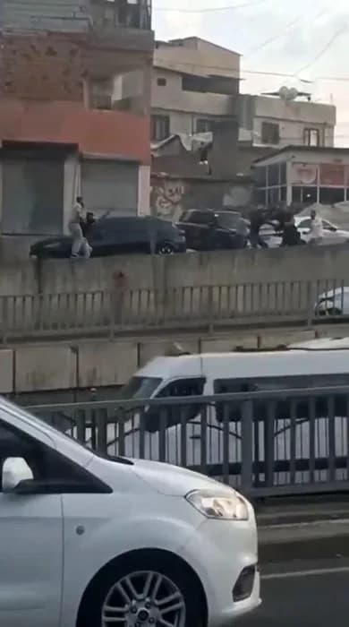 Diyarbakır’da önceki gün iki grup arasında çıkan ve 3 kişinin ölümü ile sonuçlanan silahlı kavga anı cep telefonu kamera