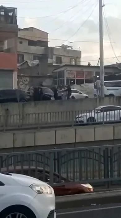 Diyarbakır Cumhuriyet Mahallesi’nde iki grup arasında çıkan silahlı kavga anından cep telefonu kamerası görüntüsü