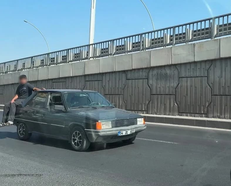 Diyarbakır’ın merkez Yenişehir ilçesinde seyir halindeki otomobillerde tehlikeli yolculuk cep telefonu kamerasınca kayde