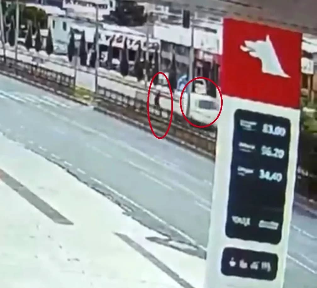 Diyarbakır Yenişehir ilçesinde yaya geçidinden geçmeye çalışan şahsın üzerine gelen aracı fark ederek geri çekildiği anl
