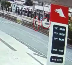 Diyarbakır Yenişehir ilçesinde yaya geçidinden geçmeye çalışan şahsın üzerine gelen aracı fark ederek geri çekildiği anl