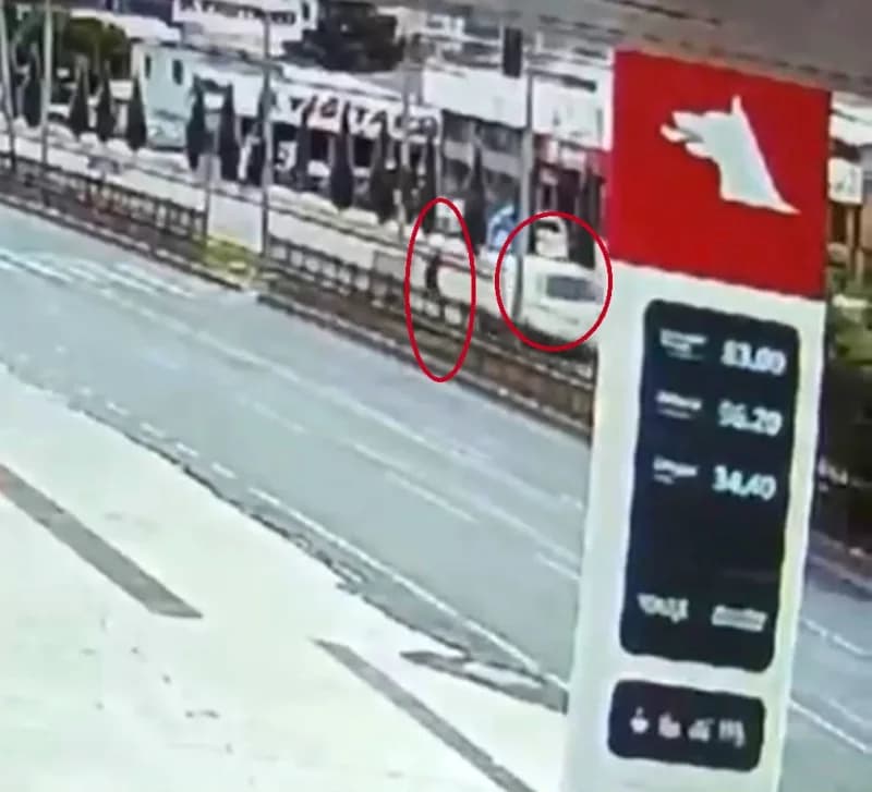 Diyarbakır Yenişehir ilçesinde yaya geçidinden geçmeye çalışan şahsın üzerine gelen aracı fark ederek geri çekildiği anl