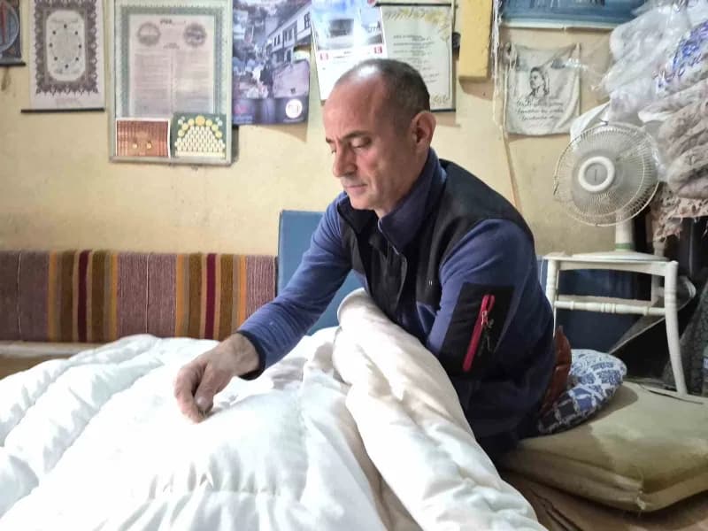 Eskişehir'de sonbahar mevsiminin gelmesi ve havaların soğumasıyla birlikte el yapımı doğal yün yorgan talepleri arttı.