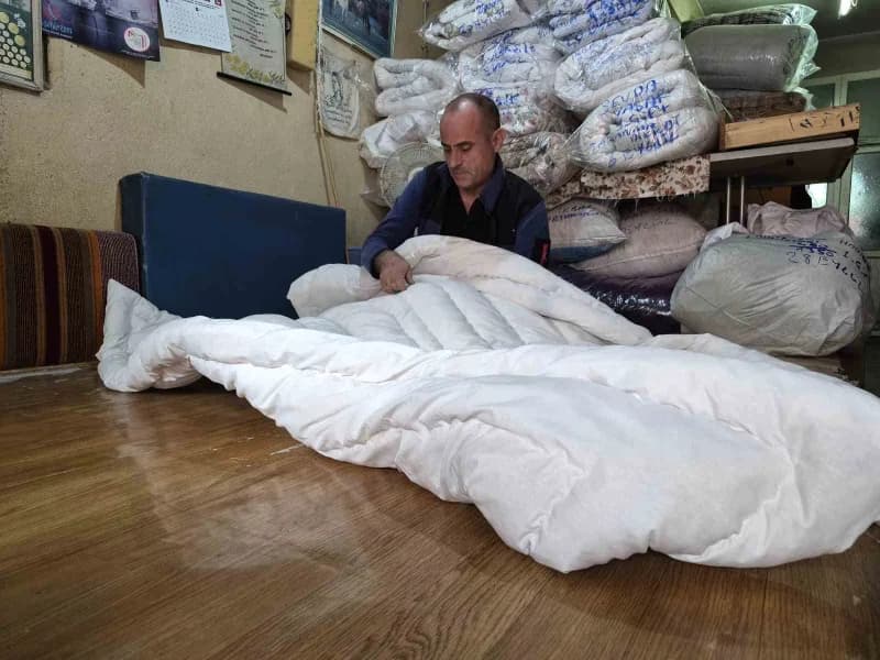 Eskişehir'de sonbahar mevsiminin gelmesi ve havaların soğumasıyla birlikte el yapımı doğal yün yorgan talepleri arttı.