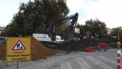 İstanbul Eyüpsultan'da İSKİ alt yapı çalışması sırasında delinmiş doğalgaz borusunun bulunduğu alan ve çevresinde güvenl