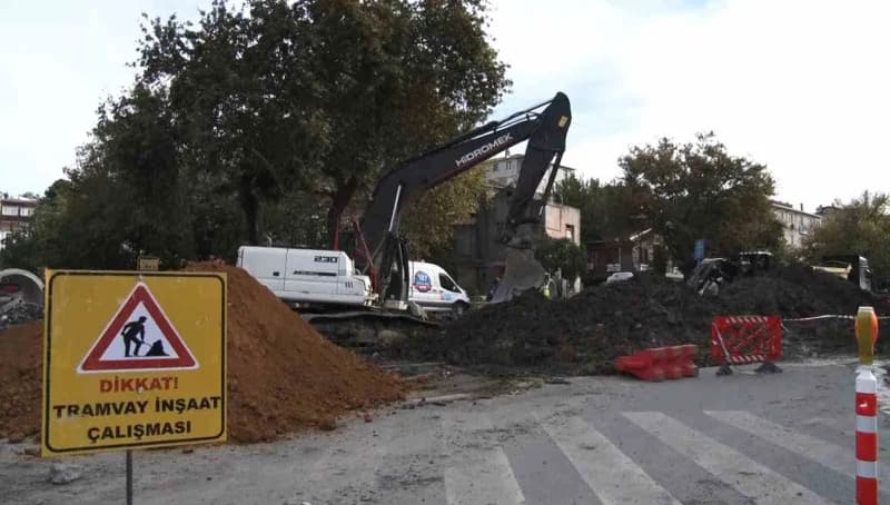 İstanbul Eyüpsultan'da İSKİ alt yapı çalışması sırasında delinmiş doğalgaz borusunun bulunduğu alan ve çevresinde güvenl