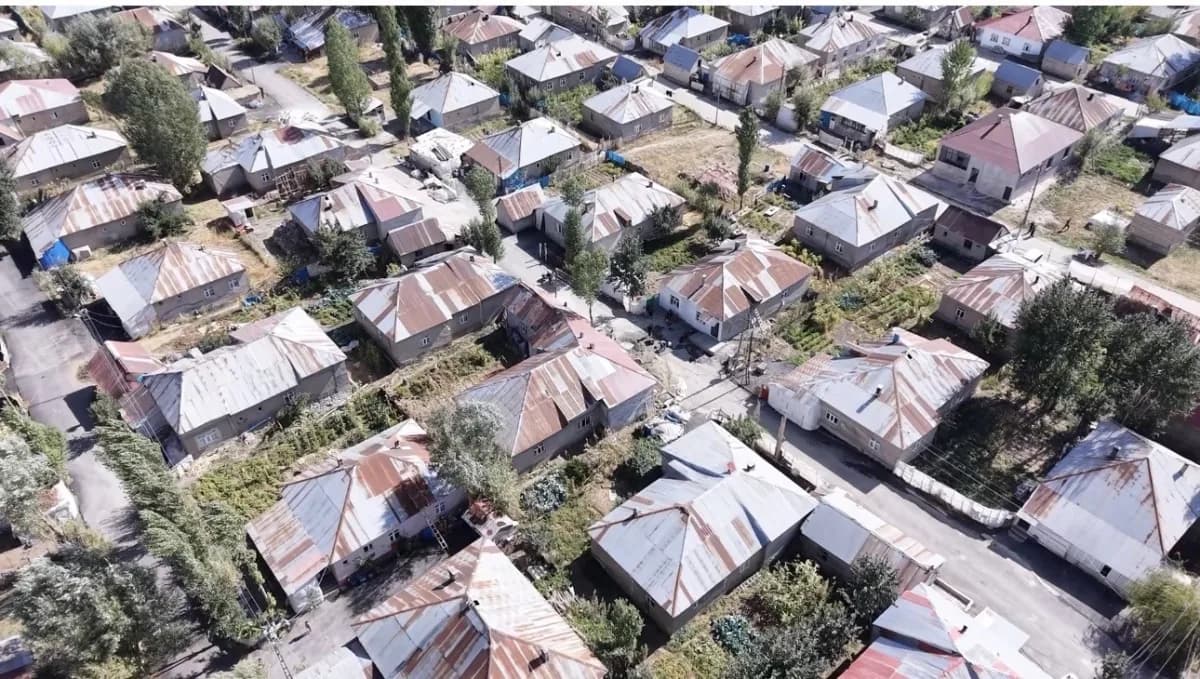 Yüksekova ilçesine 15 kilometre mesafede bulunan 220 haneli Doğanlı köyünün düzenli yerleşim planı ve simetrik manzara g