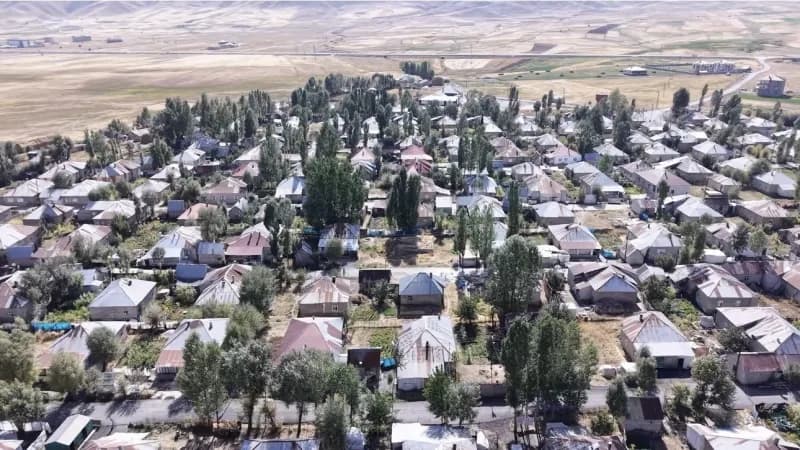 Yüksekova ilçesine 15 kilometre mesafede bulunan 220 haneli Doğanlı köyünün düzenli yerleşim planı ve simetrik manzara g