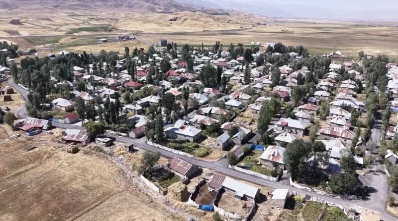 Yüksekova ilçesine 15 kilometre mesafede bulunan 220 haneli Doğanlı köyünün düzenli yerleşim planı ve simetrik manzara g