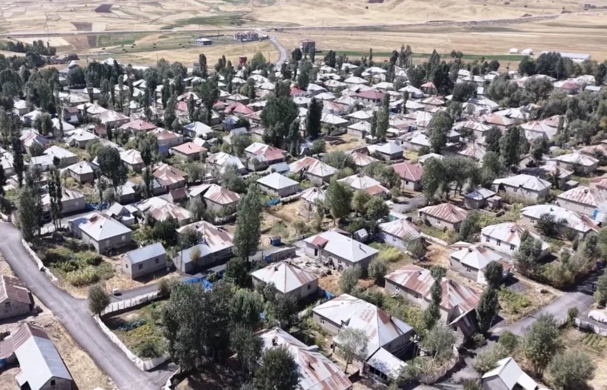 Hakkari Yüksekova Doğanlı köyünün simetrik ve düzenli yerleşim planını gösteren havadan görüntüsü