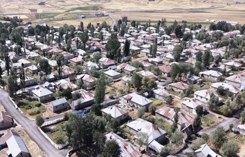Hakkari Yüksekova Doğanlı köyünün simetrik ve düzenli yerleşim planını gösteren havadan görüntüsü