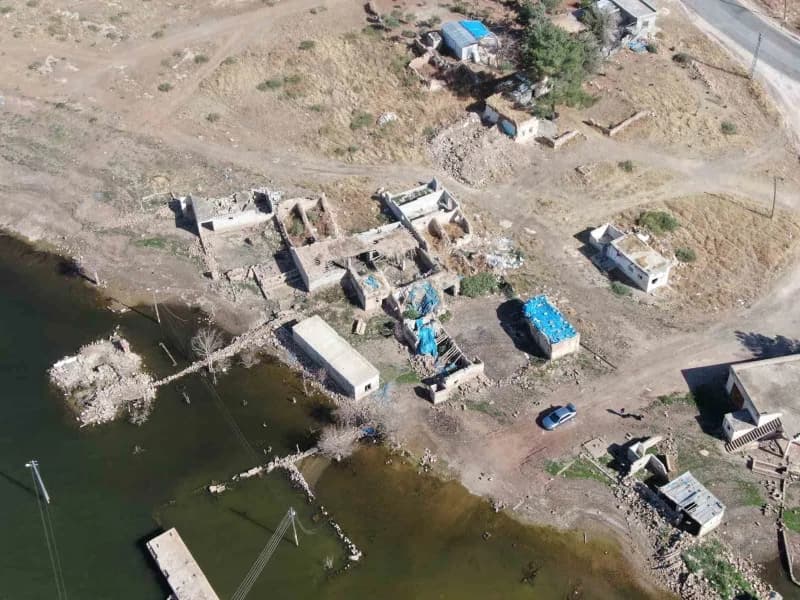 Doğanpınar Barajı suları altında kalan Belören köyü ve leyleklerin yuvaları