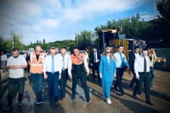 Malatya Valisi, milletvekili ve belediye başkanı Doğanyol’da yatırımları yerinde incelerken muhtarlar ve vatandaşlarla g