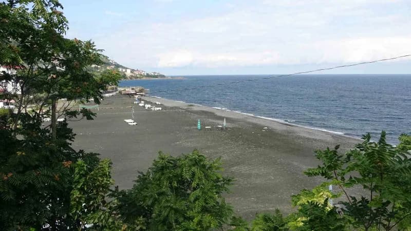 Doğu Karadeniz’de kapalı ve yağmurlu havada boş kalan plaj işletmesi