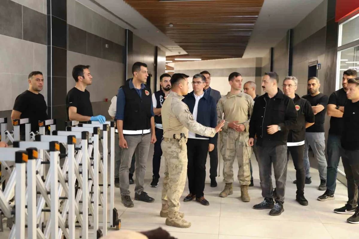 Doğubayazıt Kaymakamı Ayvat’tan Gürbulak Gümrük Müdürlüğü’nde gece denetimi