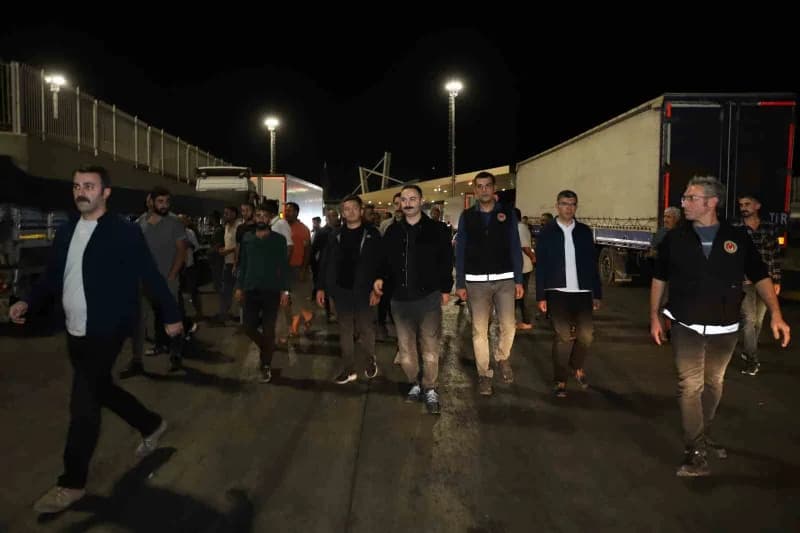 Doğubayazıt Kaymakamı Mustafa Ayvat, Gürbulak Gümrük Kapısı ve TIR Parkı’nda gece denetim yaparken