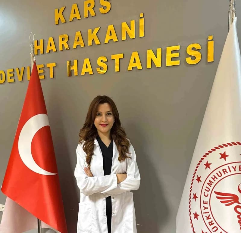 Kars Harakani Devlet Hastanesi önünde doktor ve hasta çifti